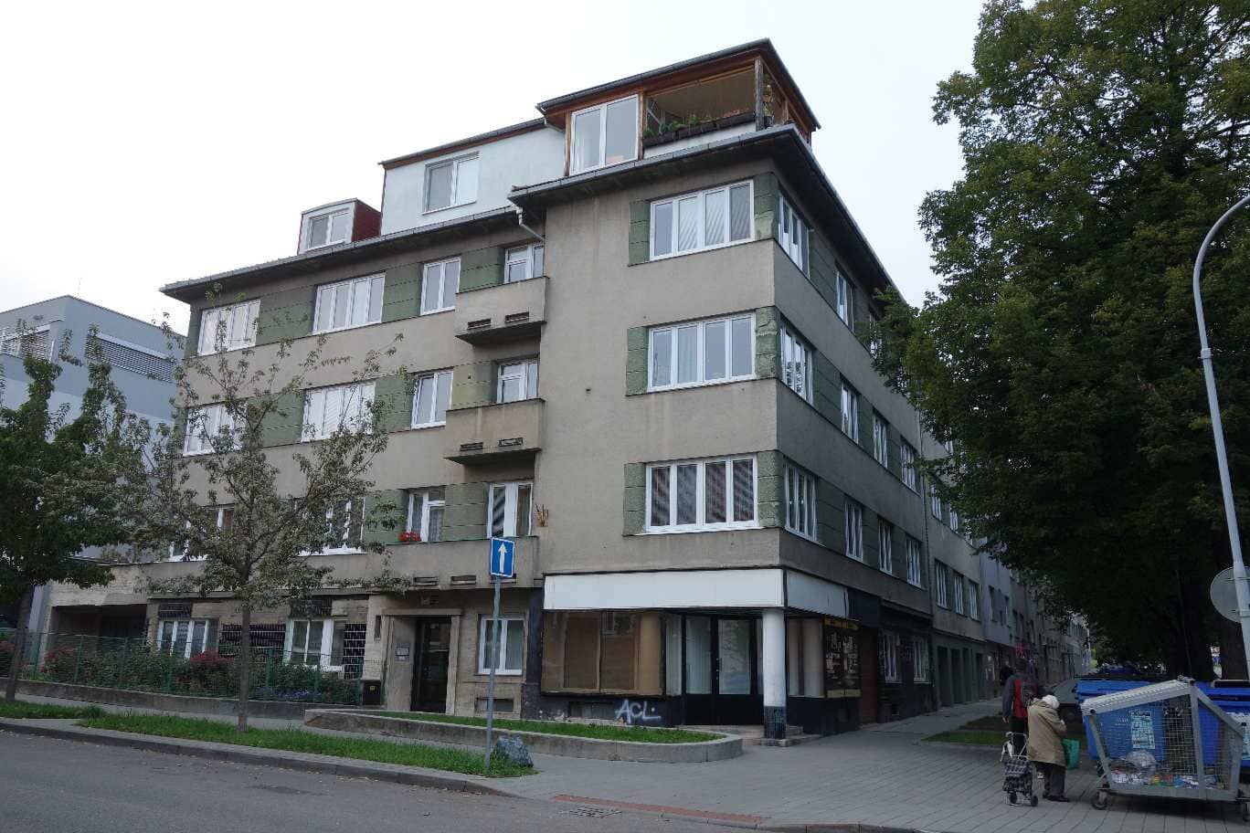 Bytový dům před návrhem fasády - přední pohled